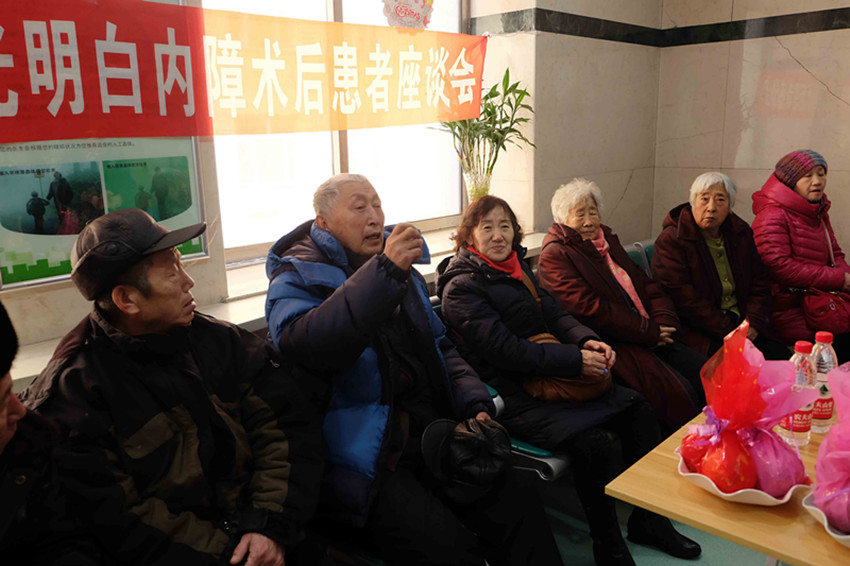 【爱要陪伴】 圣诞节普瑞眼科送给白内障患者需要的关爱