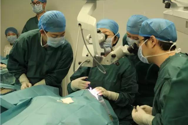哈尔滨普瑞眼科成功实施首例三焦点晶体植入术