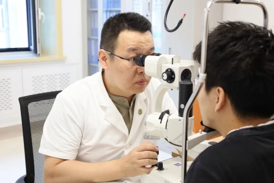 包赫医生完成黑吉地区首例人工晶体眼ICL晶体植入术
